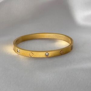 Diamond bangle Q466